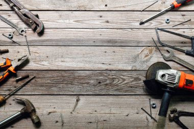 Kaba ahşap arka plan üzerinde vintage marangozluk araçları ile Düz yatıyordu kompozisyon. Marangoz farklı araçları ile üst görünüm tezgah. Ahşap işçiliği, işçilik ve el işi konsepti.