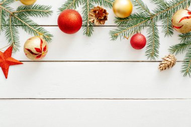 Noel kompozisyonu. Köknar ağacı dalları, çam kozalağı, Noel süslemeleri, kırmızı topları ile Noel çerçeve. Düz döşeme, üst görünüm, copyspace