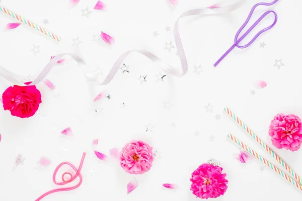 Fondo de fiesta de verano con accesorios femeninos festivos, cinta, brotes de rosa rosa y pétalos sobre fondo blanco. Plano, vista superior, techo —  Fotos de Stock