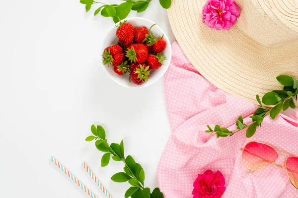 Hasır şapka, pembe bez, çilek, böğürtlen dalı, beyaz arka plan üzerinde güneş gözlüğü ile Home ofis masası çalışma alanı. Düz döşeme, üst görünüm.
