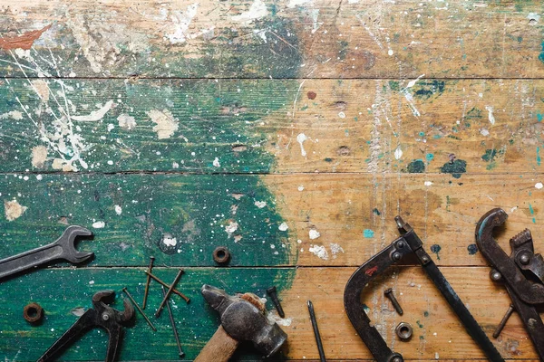 Renkli ahşap arka plan üzerinde vintage marangozluk araçları Düz yatıyordu. Marangoz farklı araçları ile üst görünüm tezgah. Diy, ahşap işçiliği, işçilik ve el işi konsepti