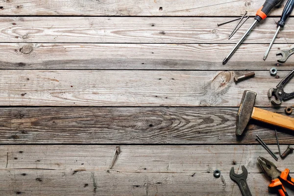 Composizione flat lay con utensili da falegnameria vintage su fondo ruvido in legno. Banco da lavoro vista dall'alto con falegname diversi utensili. Lavorazione del legno, artigianato e concetto di lavoro manuale . — Foto Stock