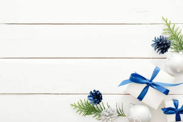 크리스마스 구성. 파란색과 은색 장식, 공, 선물 상자, 흰색 나무 배경에 소나무 가지. 플랫 레이, 상단 보기, 복사 공간. 새해, 크리스마스, 겨울 컨셉. — 스톡 사진