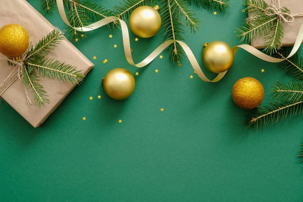 크리스마스 공, 선물, 전나무 나무 가지, 녹색 배경에 장식 크리스마스 플랫 레이 구성. 플랫 레이, 상단보기, 오버 헤드. 초라한 또는 새해 개념입니다. 복사 공간이 있는 배너 템플릿 — 스톡 사진