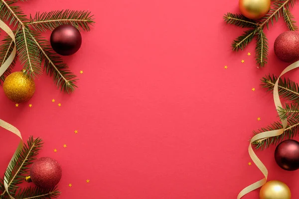 Χριστουγεννιάτικη σύνθεση. Χριστουγεννιάτικο καρέ κατασκευασμένο από Ελάτα τρία κλαδιά, χρυσό και κόκκινα διακοσμητικά, κορδέλα σε κόκκινο φόντο. Επίπεδη όψη, κορυφή. Χριστουγεννιάτικο πανό υπόδειγμα με χώρο αντιγραφής — Φωτογραφία Αρχείου