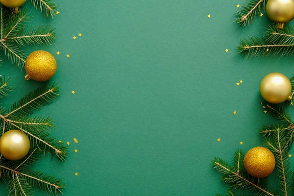 전나무 가지, 금 장식, 크리스마스 공, 녹색 배경에 색종이로 만든 크리스마스 프레임. 크리스마스 배경입니다. Xmas 또는 새해 배너 모형 템플릿입니다. 플랫 레이. 맨 위 보기, 복사 공간 — 스톡 사진