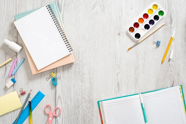 Papelería escolar sobre fondo de madera. Asiento plano, vista superior. Regreso al concepto escolar . — Foto de Stock