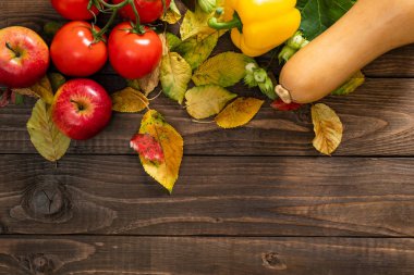 Sonbahar hasat, sebze ve meyve eski ahşap arka plan, Düz yatıyordu, üst görünümü, havai. Organik gıda konsepti.