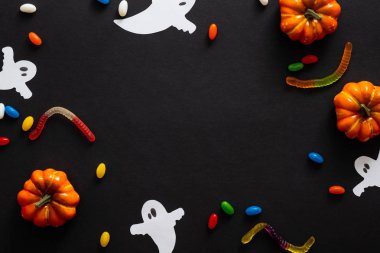 Kabaklar, şekerler, siyah arka plan üzerinde izole hayaletler ile Halloween çerçeve. Cadılar Bayramı parti davetiye kartı mockup. Düz döşeme, üst görünüm, kopyalama alanı.