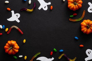 Cadılar Bayramı'nda balkabağı, şeker, hayaletler siyaha yalıtılmış. Cadılar Bayramı parti davetiye kartı mockup. Düz döşeme, üst görünüm, kopyalama alanı.