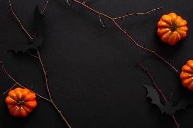 Kabaklar, yarasalar, süslemeler ile Modern Halloween arka plan. Cadılar Bayramı parti davetiye kartı mockup. Düz döşeme, üst görünüm, kopyalama alanı.