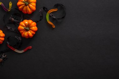 Kabaklar, şekerler, süslemeler ile Cadılar Bayramı arka plan. Cadılar Bayramı parti davetiye kartı mockup. Düz döşeme, üst görünüm, kopyalama alanı.