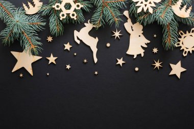 El yapımı ahşap süslemeler ve köknar ağacı dalları ile Siyah Noel arka plan. Noel tatili kutlaması, kış, yeni yıl konsepti. Noel afiş mockup, tebrik kartı şablonu.