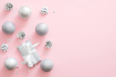 Kopya alanı ile pastel pembe arka plan noel gümüş süslemeler. Düz yatıyordu, üstten bak. Noel partisi davetiye kartı mockup, sosyal medya afiş şablonu. Glamour Xmas kutlama konsepti