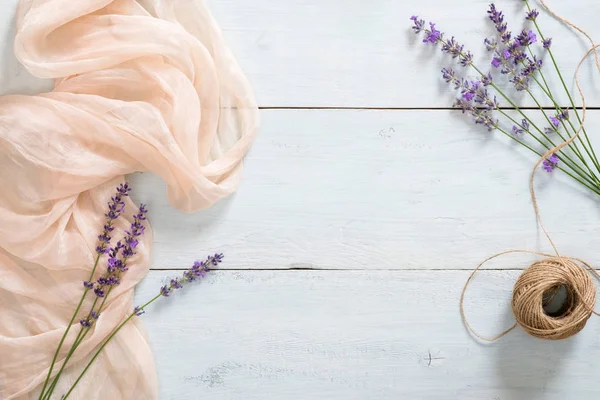 Lavendel blomma, pastell rosa filt och garn på rustik blå trä bakgrund. Platt låg, uppifrån, kopiera utrymme. Banner utkast för skönhetsblogg, sommar modekoncept. — Stockfoto