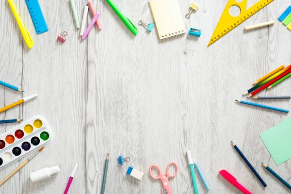 Forniture scolastiche piatte sul tavolo da scrivania in legno. Telaio realizzato in cancelleria scolastica, spazio copia, vista dall'alto. Concetto di ritorno a scuola . — Foto Stock