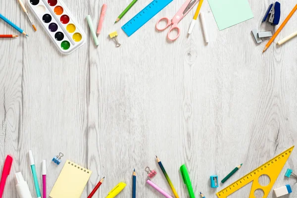 Volver al concepto de la escuela, diseño creativo con varios útiles escolares y artículos de papelería en la mesa de escritorio de madera. Diseño plano, vista superior, techo . — Foto de Stock