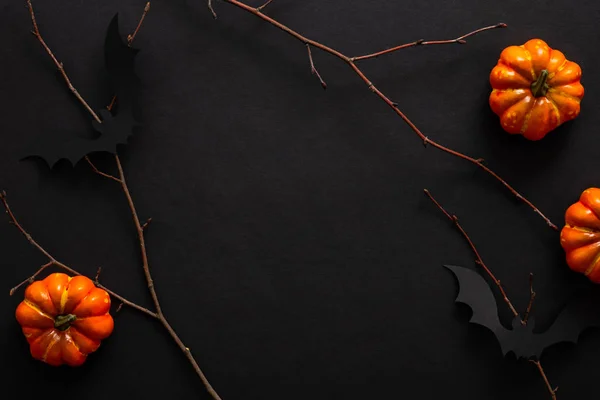 Kabaklar, yarasalar, süslemeler ile Modern Halloween arka plan. Cadılar Bayramı parti davetiye kartı mockup. Düz döşeme, üst görünüm, kopyalama alanı.