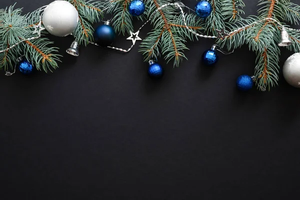 어두운 검은 색 배경에 파란색과 슬라이버 현대 장식, baubles, 전나무 나무 가지와 크리스마스 프레임 테두리. 우아한 크리스마스 배너 모형, 인사말 카드 템플릿. Xmas, 새해 컨셉. — 스톡 사진