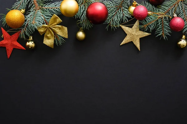 Composição de férias de Natal. Decorações de Natal vermelho e dourado, bugigangas, ramos de abeto em fundo preto escuro com espaço de cópia. Mockup de banner, postal. Colocação plana, vista superior, sobrecarga — Fotografia de Stock