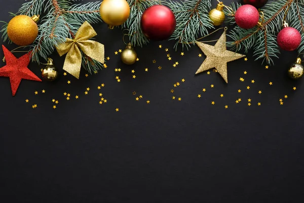 Χριστουγεννιάτικη σύνθεση διακοπών. Εορταστικές Χριστουγεννιάτικες διακοσμήσεις, μπιχλιμπίδια, κλαδιά έλατου, αστέρι κομφετί σε σκούρο μαύρο φόντο με χώρο αντιγραφής. Το πανό, καρτ ποστάλ. Επίπεδη όψη, κορυφή, εναέρια — Φωτογραφία Αρχείου
