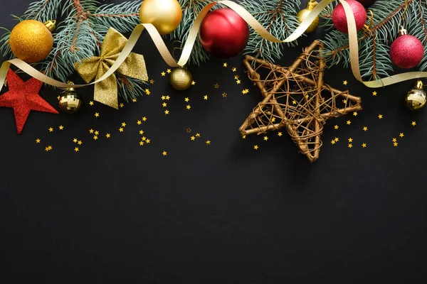 크리스마스 휴일 구성. 축제 크리스마스 장식, baubles, 전나무 나뭇 가지, 색종이, 복사 공간이있는 어두운 검은 색 배경에 별. 배너 모형, 엽서. 플랫 레이, 상단 보기, 오버헤드 — 스톡 사진