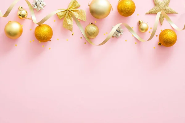 Ljusa glittrande gyllene Baubles, band. snygg juldekorationer topp Borer på pastellrosa bakgrund. Christmas minimal platt Lay stil komposition. Flat Lay, topputsikt. — Stockfoto