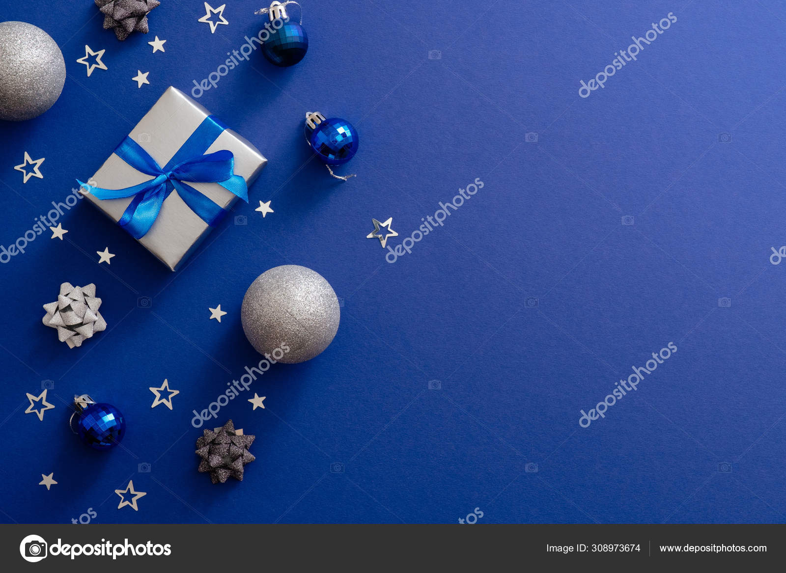 圣诞银礼盒与蝴蝶结丝带 包 装饰 五彩纸屑在神奇的深蓝色背景与复制空间 复古的xmas贺卡模型 明信片模板 平铺 顶视图 图库照片 C Savanevich