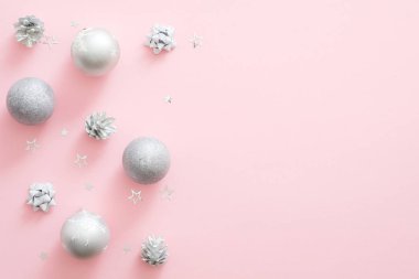 Kopya alanı ile pastel pembe arka plan noel gümüş süslemeler. Düz yatıyordu, üstten bak. Noel partisi davetiye kartı mockup, sosyal medya afiş şablonu. Glamour Xmas kutlama konsepti