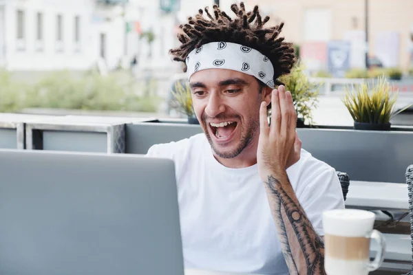 Leende hipster kille med dreads glad över att vinna i online Contest kontroll anmälan på bärbar dator, Handsome hipster manliga frilansare nöjda med online resultat Banking på Notebook — Stockfoto