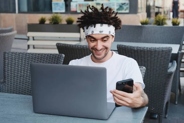 Emotionell förvånad hipster kille med dreadlocks frisyr mott — Stockfoto
