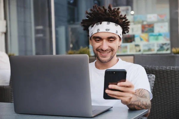 Happy hipster Guy Holding smartphone, upphetsad med goda nyheter att få i SMS-meddelande, få betalning, vinnande online-tävling på hemsidan. Glad ung man glädje framgång få rabatt på e-post. — Stockfoto