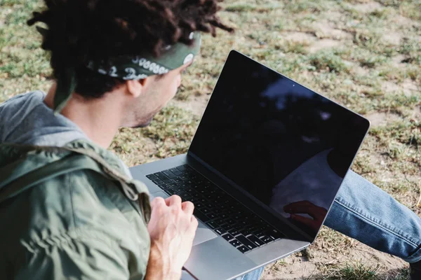 Digital Nomad frilansare man arbetar på laptop utomhus i sommardag. Studera på nätet, surfa på Internet, skriva på tangentbordet. Avlägset arbets koncept — Stockfoto