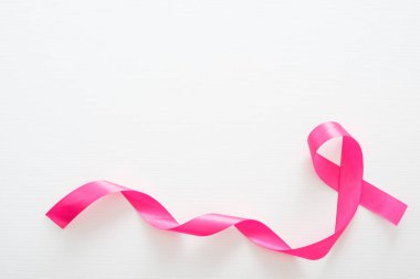 Meme kanseri farkındalık sembolü pembe kurdele beyaz izole. Sağlık ve tıp konsepti.