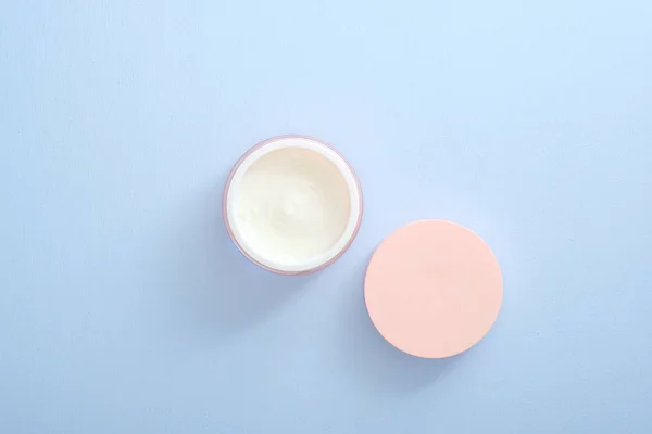 Crema facial hidratante para el cuidado de la piel en un frasco abierto. Acostado plano, vista superior, arriba. Cuidado de la piel, belleza y concepto de salud . —  Fotos de Stock