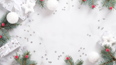 Noel veya yeni yıl çerçevesi köknar ağacı dalından, beyaz toplardan, hediye kutularından ve mermer zemin üzerinde konfetiden yapılmıştır. Noel boyu afiş modeli. Düz konum, üst görünüm, kopyalama alanı