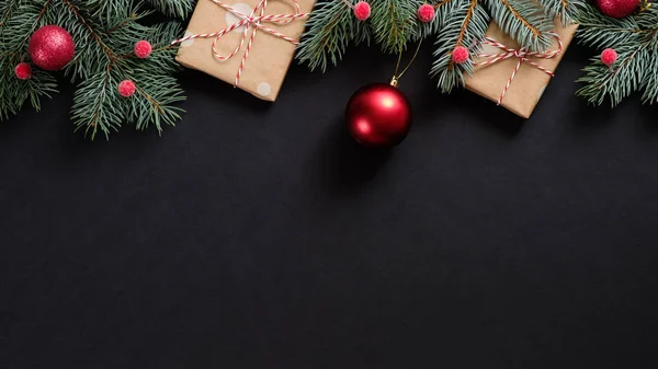 Árvore de Natal com decorações vermelhas e presentes em fundo preto. Deitado plano, vista de cima, por cima. Mochila de banner de Natal . — Fotografia de Stock