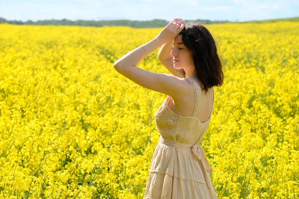 Menina Bonita Vestido Bege Posando Campo Amarelo Dia Verão Ensolarado — Fotografia de Stock