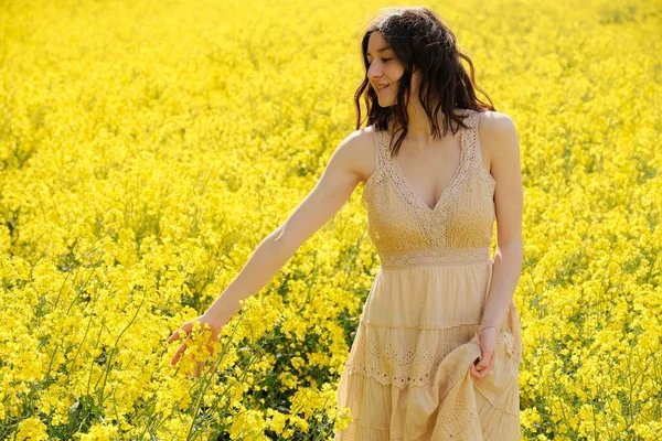 Bezstarostná Dívka Kráčející Žlutých Květinách Krásná Mladá Žena Béžových Šatech — Stock fotografie