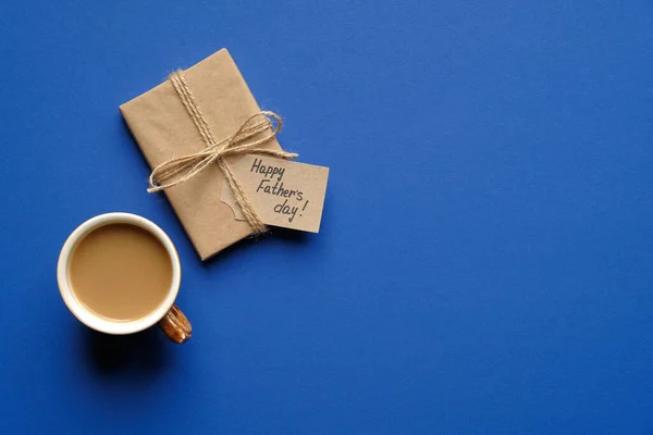 Cadeau Doos Verpakt Ambachtelijk Papier Happy Father Day Inscriptie Kopje — Stockfoto