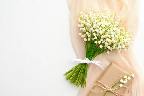 Άνοιξη Λουλούδια Κρίνο Της Κοιλάδας Και Κουτί Δώρου Λευκό Τραπέζι — Φωτογραφία Αρχείου