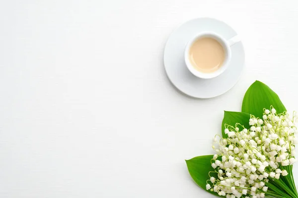 Κούπα Καφέ Και Ανοιξιάτικα Λουλούδια Κρίνο Της Κοιλάδας Λευκό Φόντο — Φωτογραφία Αρχείου
