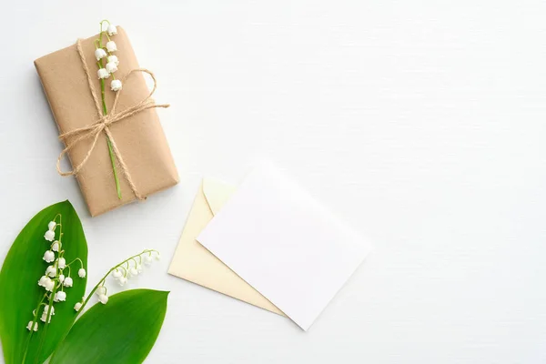 Caja Regalo Regalo Envuelta Papel Kraft Flores Lirio Del Valle — Foto de Stock