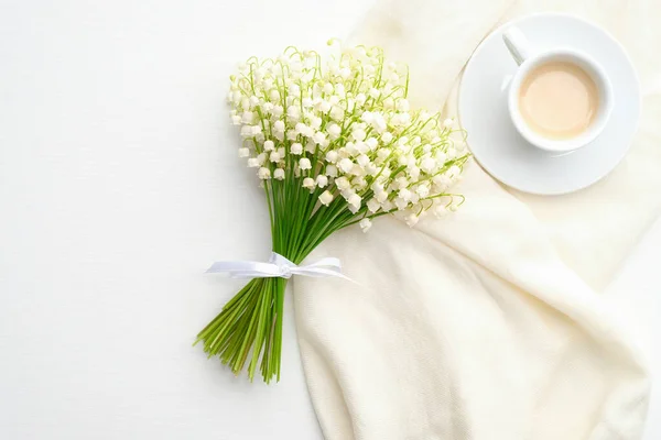 Μπουκέτο Λουλούδια Κρίνο Της Κοιλάδας Και Πρωινό Φλιτζάνι Καφέ Λευκό — Φωτογραφία Αρχείου