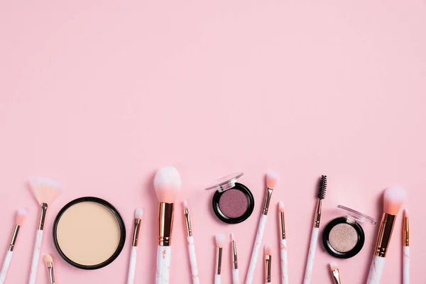 Smink Kefék Kozmetikai Termékek Rózsaszín Alapon Lapos Fekvésű Felülnézet — Stock Fotó