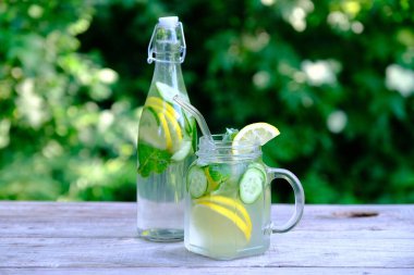 Salatalık, kireç ve nane ile taze içecek. Yaz limonatası. Detoks su kavramı.