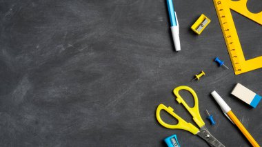 Okul konseptine geri dönelim. Kara tahta üzerine yassı okul kırtasiyesi. Üst görünüm, genel görünüm.