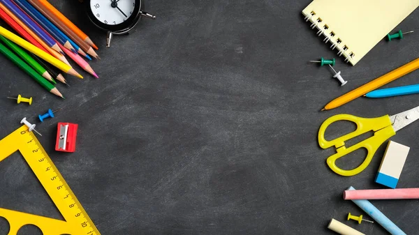 Retour École Avec Des Fournitures Scolaires Colorées Sur Fond Tableau — Photo