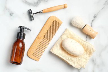 Mermer arka plandaki adam için traş aletleri ve banyo aksesuarları. Sıfır atık.