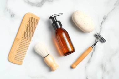 Çevre dostu banyo aksesuarları ve mermer masadaki adam için tıraş aletleri. Düz yerde, üst tarafta. Sıfır atık, sürdürülebilir yaşam tarzı kavramı.